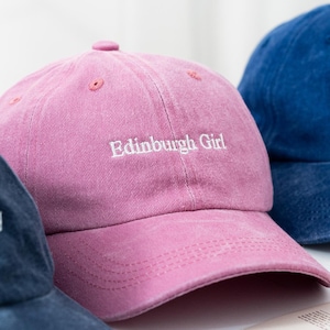 Anpassad broderad rosa basebollkeps med personlig initial, 90-talsstil 25090302