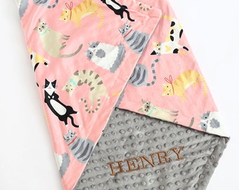 Coperta personalizzata Per bambino Ragazza o Lovey Playing Kitten Blanket Nome ricamato Baby Girl Blanket Neonato Regalo Coral Cat Blanket Coperta per animali domestici