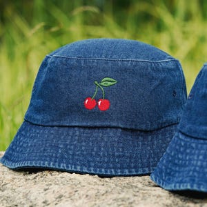 Bob en coton brodé personnalisé : style années 90, texte personnalisé