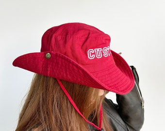 Cappelli da cowboy personalizzati Cappello da pescatore ricamato Cappello personalizzato cappello rosso Personalizzazione personalizzata Cappello da sole Cappello da campeggio Cappello estivo 24041102