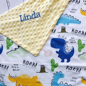 男の子用ブランケット パーソナライズされた男の子用ベビーブランケット 恐竜刺繍入り名前入りモノグラム入りミンキードットベビーブランケット ベビーシャワーギフト 新生児男の子
