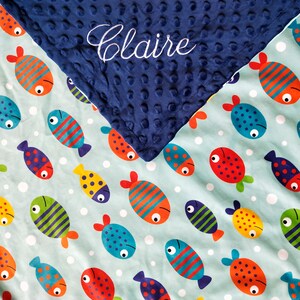 Gepersonaliseerde babydeken, kleurrijke vissen, pasgeboren cadeau met monogram