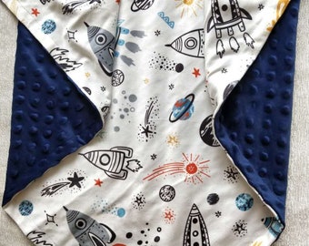 Gepersonaliseerde babydeken Space Rocket Minky babydeken babyjongen cadeau monogram naam deken marineblauwe deken pasgeboren babydeken