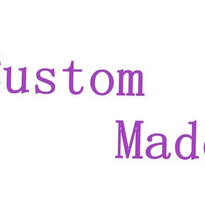 以下が含まれることがあります： 「Custom Made」の文字が、鮮やかな紫色のフォントで、清潔な白い背景に表示されています。「Custom」が上で、「Made」が下という2行で配置されています。