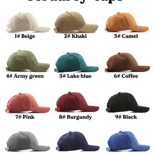 Puede incluir: Doce gorras de b&eacute;isbol de pana en varios colores, incluyendo beige, caqui, camel, verde militar, azul lago, caf&eacute;, rosa, burdeos, negro, gris, azul marino y azul. Cada gorra tiene un n&uacute;mero y el nombre del color impreso debajo.