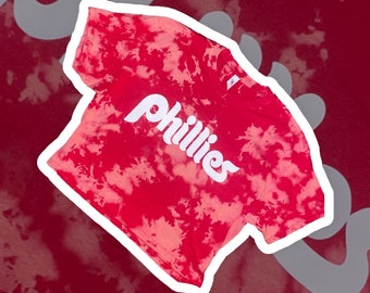 Op de afbeelding: Een roze tie-dye crop top met het woord "Phillies" in witte letters.