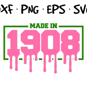 Może przedstawiać: Zielony prostokąt z tekstem "MADE IN" nad różowymi cyframi "1908". Cyfry mają efekt kapania, jakby były wykonane z roztopionej różowej słodyczy.