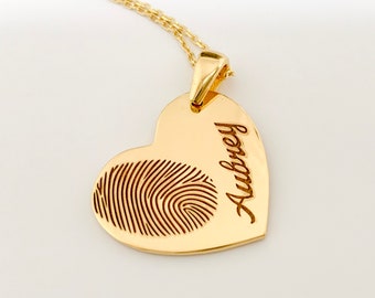Puede incluir: Collar con colgante de corazón de oro con un diseño de huella digital y el nombre "Aubrey" grabado en el lateral.