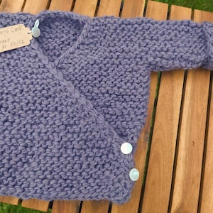 Baby newborn Jäckchen Wickeljacke reine Wolle 100% Merino extrafein handgesponnen & gestrickt,warm und weich, Erstlingsausstattung Lavendel