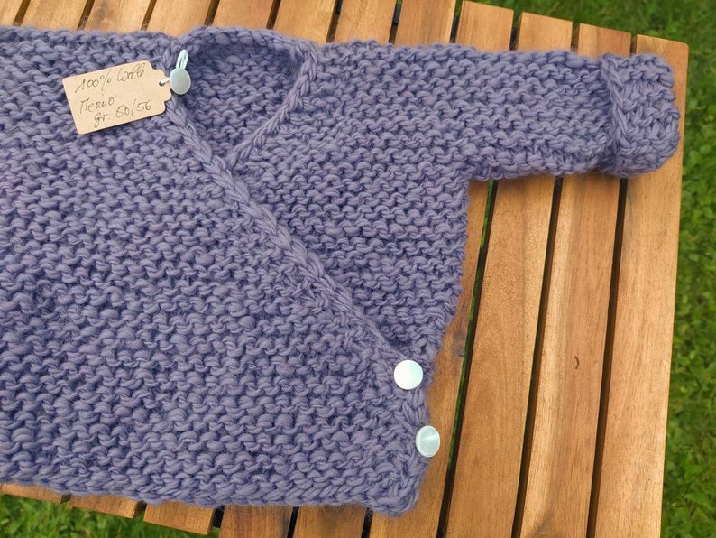 Baby newborn Jäckchen Wickeljacke reine Wolle 100% Merino extrafein handgesponnen & gestrickt,warm und weich, Erstlingsausstattung Lavendel