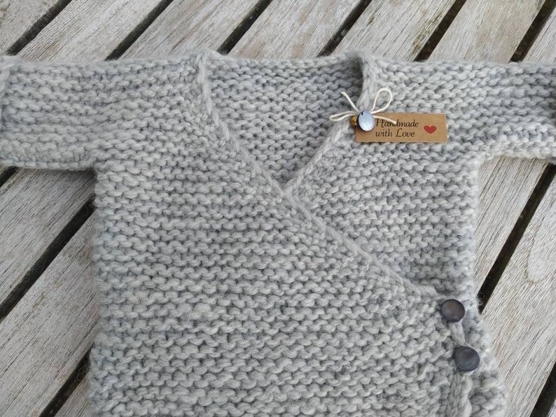 Baby newborn Jäckchen Wickeljacke reine Wolle 100% Merino extrafein handgesponnen & gestrickt,warm und weich, Erstlingsausstattung Hellgrau