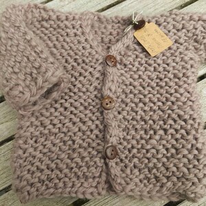 Baby newborn Grobstrick Jäckchen Strickjacke reine Wolle 100% Merino extrafein 19 micron handgesponnen und gestrickt,warm und sehr weich Nougat