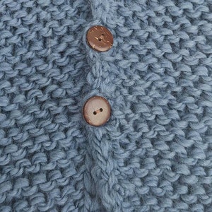 Baby newborn Grobstrick Jäckchen Strickjacke reine Wolle 100% Merino extrafein 19 micron handgesponnen und gestrickt,warm und sehr weich Taubenblau