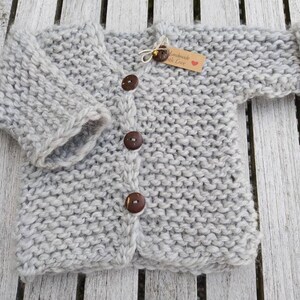 Baby newborn Grobstrick Jäckchen Strickjacke reine Wolle 100% Merino extrafein 19 micron handgesponnen und gestrickt,warm und sehr weich Hellgrau