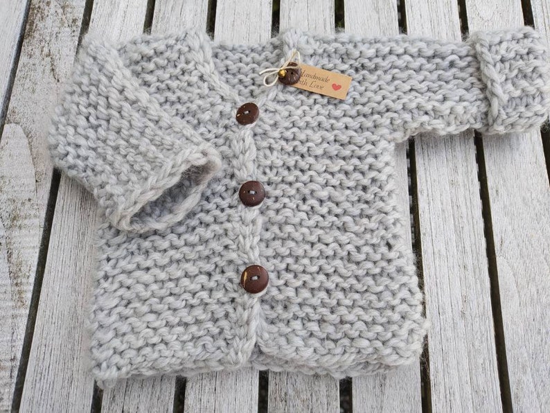 Baby newborn Grobstrick Jäckchen Strickjacke reine Wolle 100% Merino extrafein 19 micron handgesponnen und gestrickt,warm und sehr weich Hellgrau