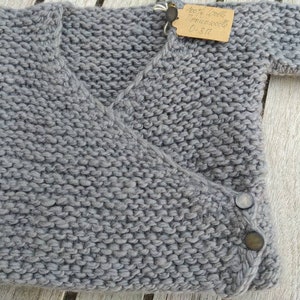 Baby newborn Jäckchen Wickeljacke reine Wolle 100% Merino extrafein handgesponnen & gestrickt,warm und weich, Erstlingsausstattung Grau