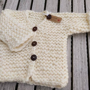 Baby newborn Grobstrick Jäckchen Strickjacke reine Wolle 100% Merino extrafein 19 micron handgesponnen und gestrickt,warm und sehr weich Wollweiß