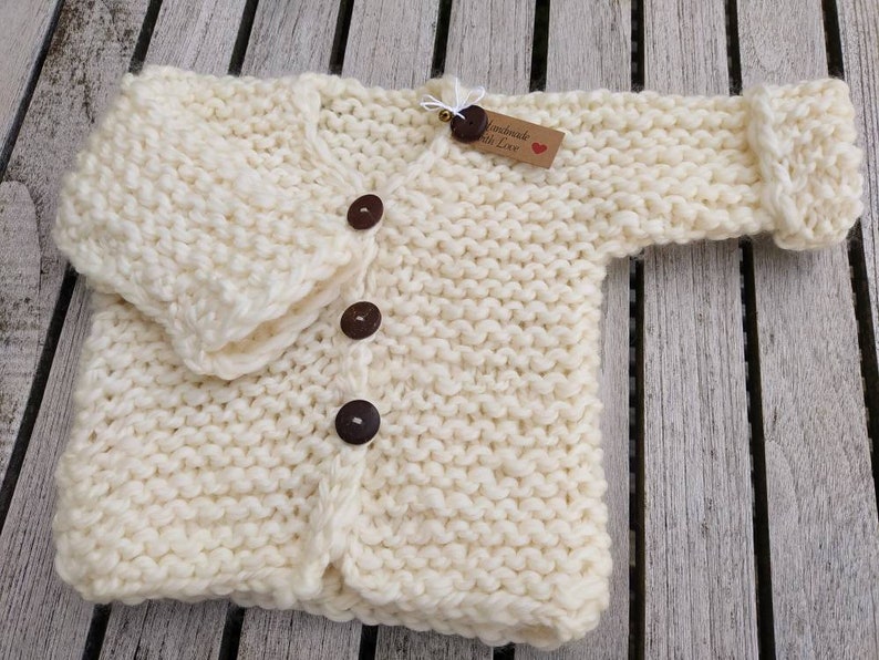 Baby newborn Grobstrick Jäckchen Strickjacke reine Wolle 100% Merino extrafein 19 micron handgesponnen und gestrickt,warm und sehr weich Wollweiß