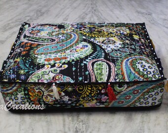 Funda de cojín Kantha acolchada hecha a mano: Fundas de cojín de suelo con estampado paisley negro - Algodón