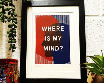 Peut inclure: Une estampe encadrée avec une silhouette rouge et bleue d'une tête humaine. Le texte "WHERE IS MY MIND?" est imprimé en blanc sur l'estampe.