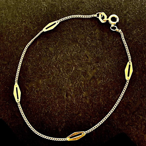 14K Yellow Gold Curb Chain Station Bracelet, 1.60g, 7" Long, Strong Links, Stamped 14K Italy, Beautiful Bracelet, Comes in Presentation Box.