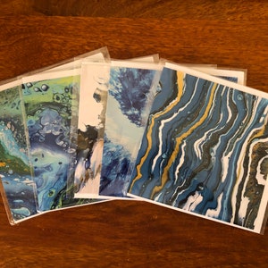 Abstracte kunst wenskaarten, 'The Blues Collection', vijf fluid art limited edition blanco kaarten gemaakt door Felicity Osborne.