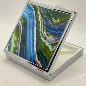 Pillendoosje vierkant gespiegeld met vakken. Met prachtige unieke abstracte kunst van Felicity Osborne van Flowbyflo. Beperkte oplage