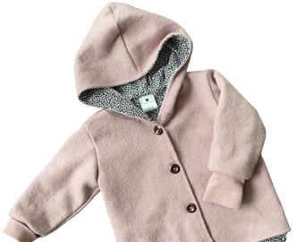 Abrigo tipo chaqueta de paseo de lana en diferentes colores.