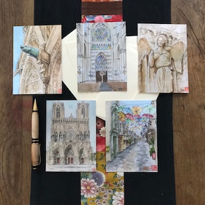 cathédrale de Reims a l’aquarelle reproduite en carte postale . Lot de cinq cartes imprimées avec enveloppe signées par l'artiste.