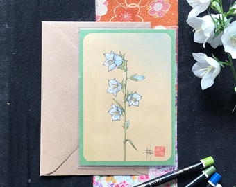 VENDUE. Carte florale Les campanules blancs dessinée à la main sur papier kraft livrée avec enveloppe.