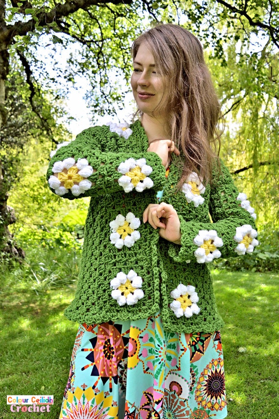 daisy granny square book sleeve: Crochet pattern | Ribblr