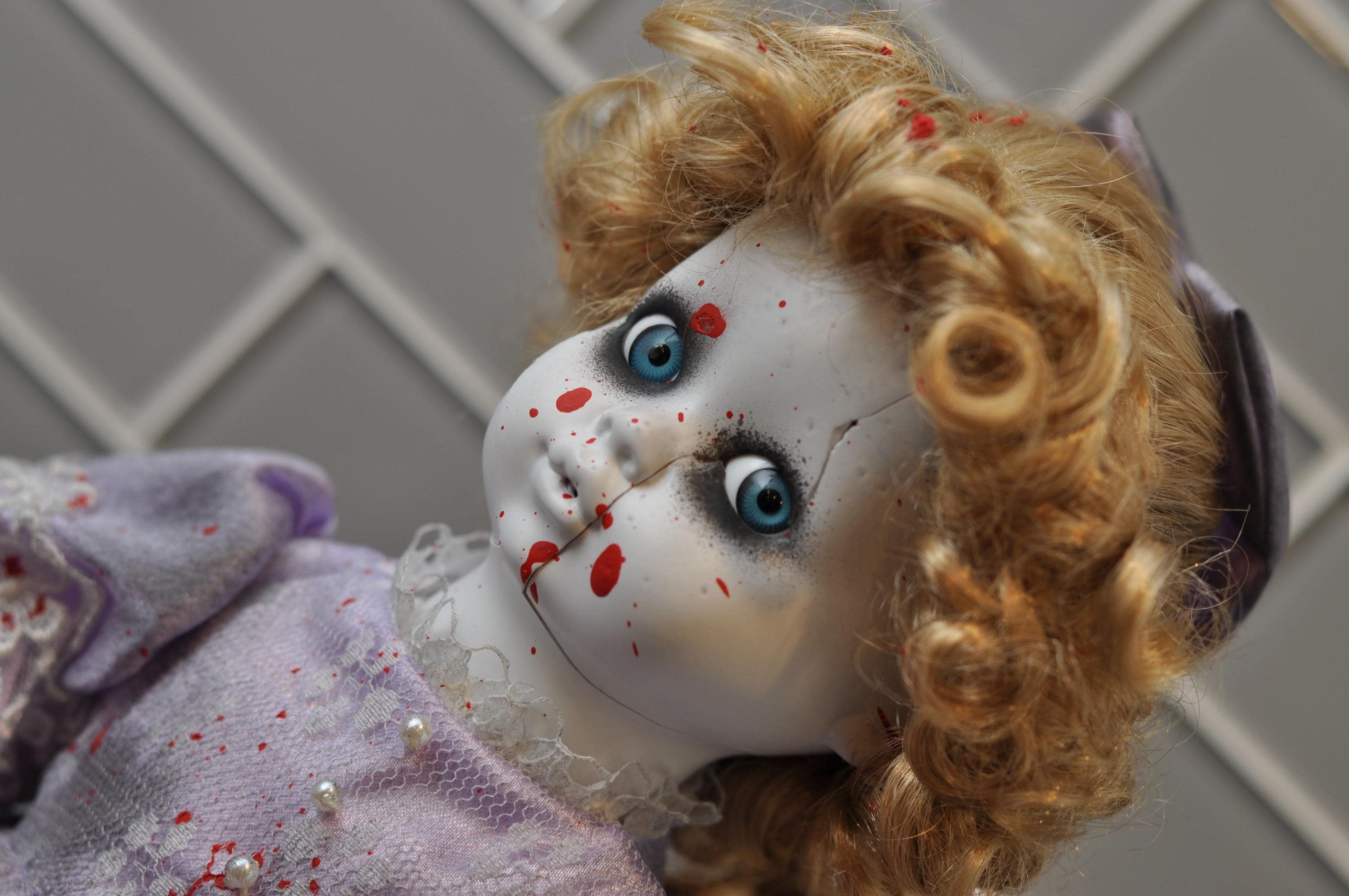 Bambola horror in porcellana spaventosa e inquietante Ruby