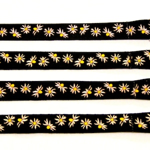 Estampado de margaritas de colores en cordón negro con correa para el cuello de 15 mm imagen 3