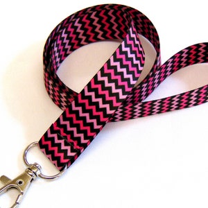 Zickig rosa, mittelrosa und schwarz bedrucktes Schlüsselband, Halsband (fester Karabiner-Verschluss, 20 mm Breite)