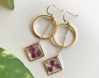 Pendientes colgantes de flores botánicas con cadena de relleno de oro de 14 k / flor de alyssum prensada / escamas de oro