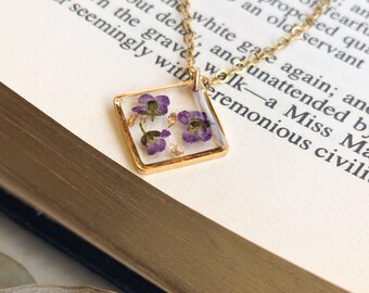 Collar de flores de relleno de oro de 14k / Alyssum con escamas de oro / flores prensadas reales