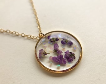 Collar de resina de relleno de oro de 14k / ópalo triturado / flores de alyssum púrpura / collar de flores reales
