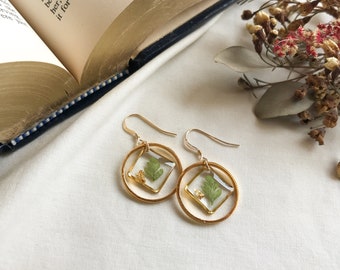 Aretes colgantes estilo boho con helecho prensado y escamas de oro en resina, con gancho francés relleno de oro de 14k