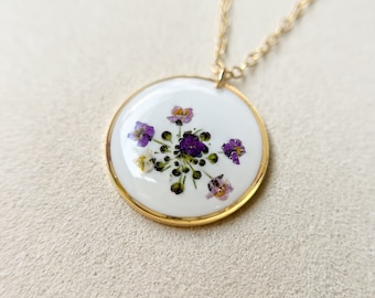 Collar de flores de Alyssum púrpura prensado / 14k lleno de oro / boda, aniversario, regalo de graduación para ella