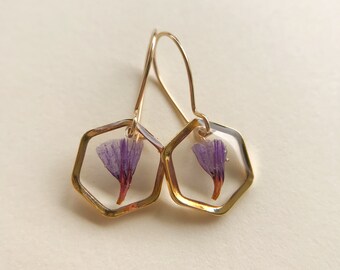 Pendientes de resina estilo gancho de riñón con flor silvestre prensada, alambre relleno de oro