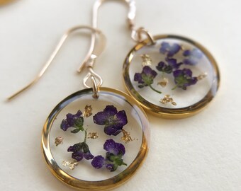 Pendientes Alyssum con escamas de oro / Ganchos de relleno de oro de 14k / Joyería de resina / Bisel de acero inoxidable