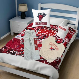 Pacote completo personalizado para festa de formatura universitária, incluindo cobertor, travesseiro e roupas. Ideal para festas de compromisso, decoração de cama, dormitórios e formaturas.