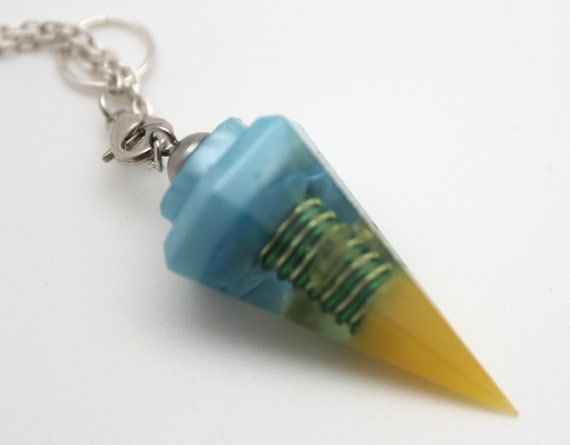 Handmade Pendulum for Spiritual divination Bi-colored Green/Yellow Coil Gem Peridot UV Glow in the Dark Point - Classic Shape