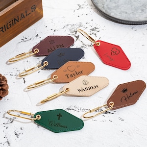 Può includere: Set di dieci portachiavi in ​​pelle con colori e design diversi. Ogni portachiavi presenta un nome e un design unici, tra cui un cuore, una corona e una croce. I portachiavi sono realizzati in pelle di alta qualità e sono perfetti per aggiungere un tocco personale alle tue chiavi.