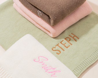 Personalisierte Strickdecke Baby, personalisierter Babyname, Babydecke Geschenk, Baby-Namensdecke, Neugeborenen-Namensdecke, Geschenk für neue Eltern, Geschenke