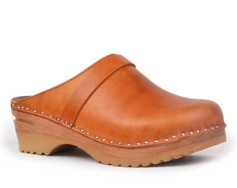 Klassische schwedische Clogs in Cognac, bequeme Clogs Braun, Cognac Braun Damen Clog, Bastad Troentorp Clogs, Da Vinci Cognac Pull Up