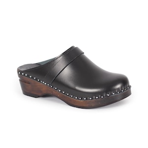 Szwedzkie czarne skórzane chodaki | Uniseksowe drewniane klapki Troentorp Bastad | Ręcznie wykonana wkładka z drewna olchowego i podparcie łuku stopy