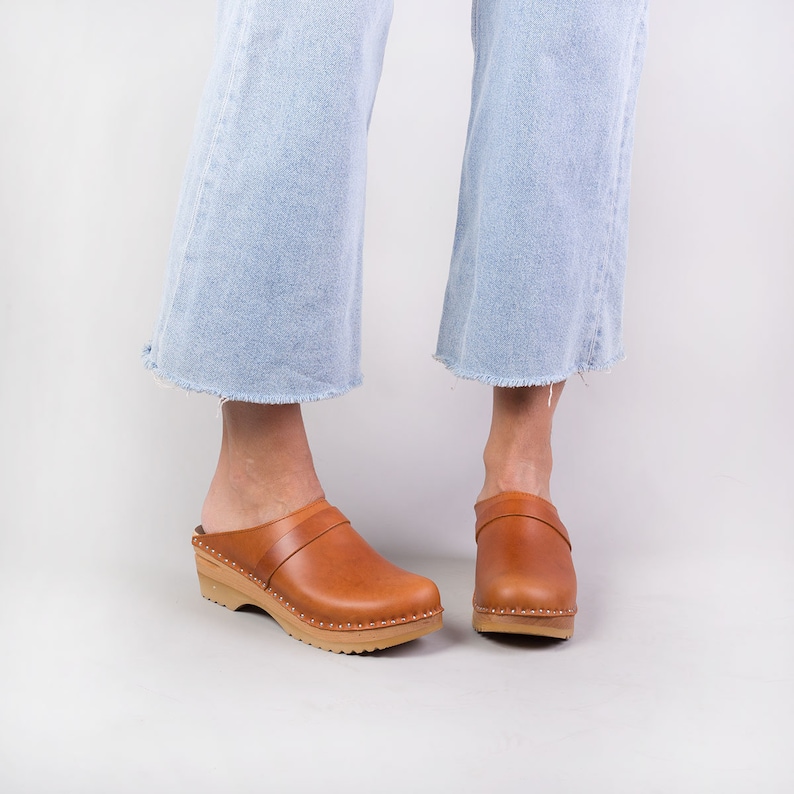 Classic Swedish Clogs in Cognac, Comfortable Clogs Brown, Cognac Brown Women's Clog, Bastad Troentorp Clogs, Da Vinci Cognac Pull Up imagem 4