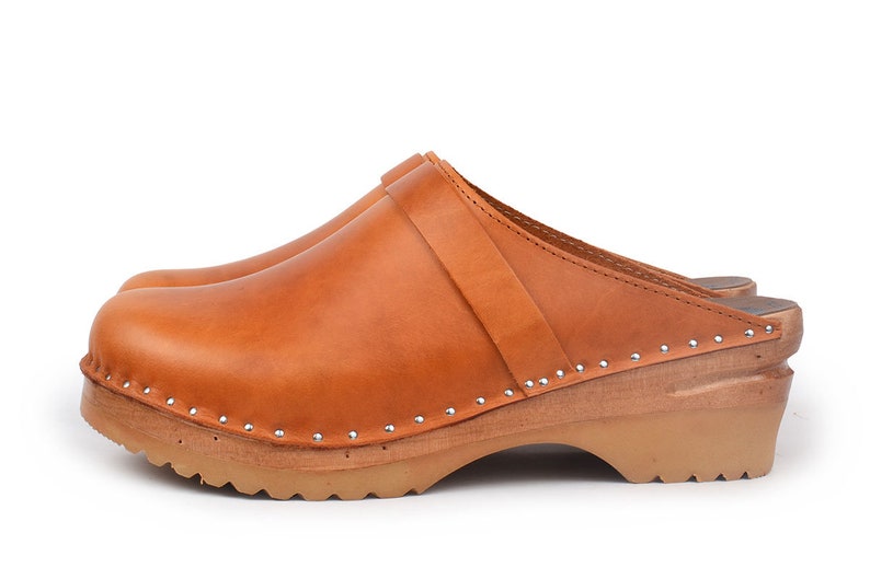 Classic Swedish Clogs in Cognac, Comfortable Clogs Brown, Cognac Brown Women's Clog, Bastad Troentorp Clogs, Da Vinci Cognac Pull Up imagem 2