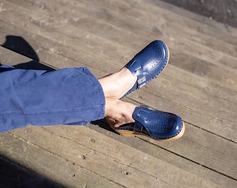 Retro Dark Blue Leather Clogs: Perforated Navy Mules with a buckle